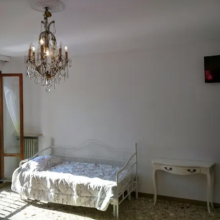 My Friends Canal View Bed & Breakfast Venezia