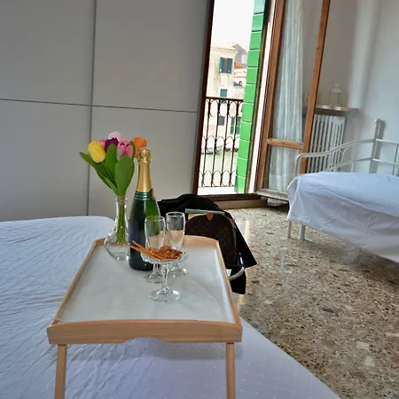 Bed & Breakfast My Friends Canal View Venetië