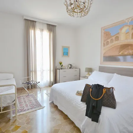 Bed & Breakfast My Friends Canal View Venetië