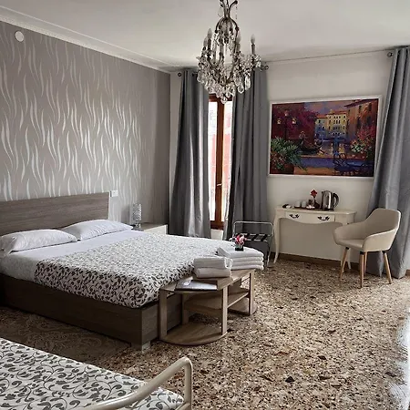 Bed & Breakfast My Friends Canal View Venedig